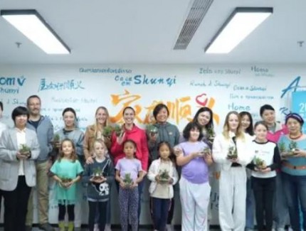 “謝謝叔叔阿姨的辛勤勞動，正是有了你們的守護，才有了夫夷江今天的清澈見底，長大后我也要加入到你們的隊伍中來。”日前，一場以“保護好濕地、守護好一江碧水”為主題的凈灘護綠護水活動在湖南省新寧縣夫夷江國家